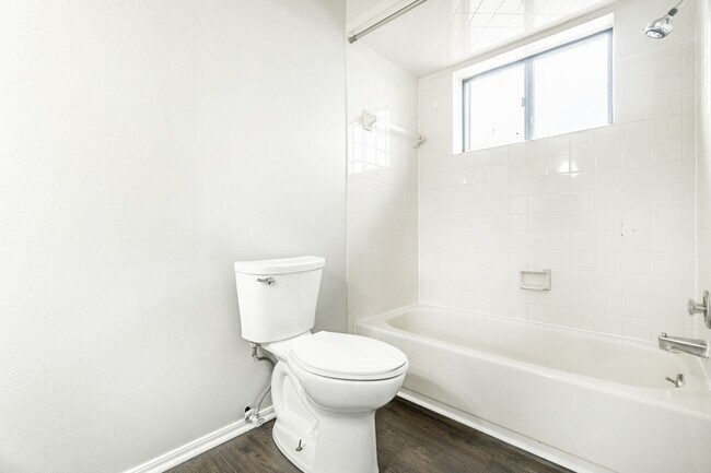 Building Photo - Beautiful home in an established neighborhood with a new roof is waiting for you!