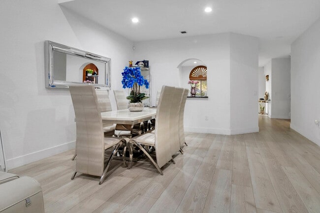 Building Photo - 5095 Madison Lakes Cir N