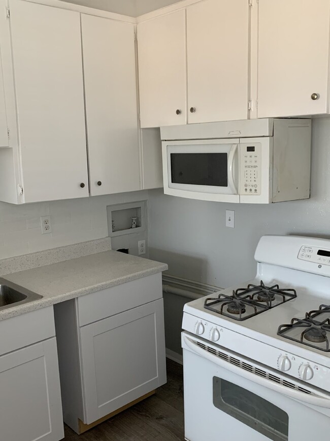 Building Photo - 3 Bedroom One Bath House for Rent