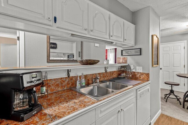 Building Photo - 6 Dogwood Dr