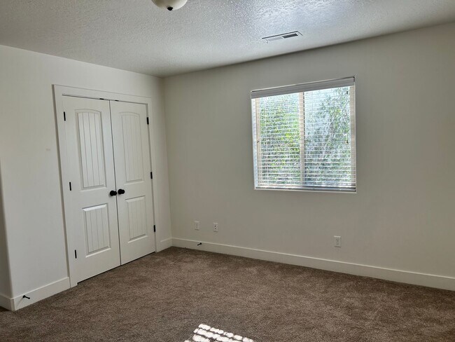 Building Photo - Dog Friendly 4 Bedroom Townhome. $200 First Full Month's Rent!