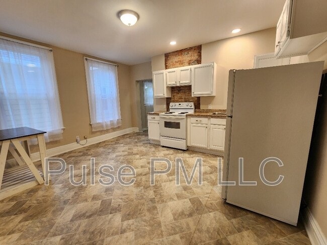 Building Photo - 1539 St Clair St