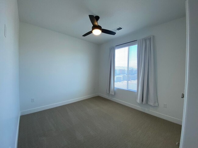 Building Photo - SPACIOUS TOWNHOME AVAILABLE FOR RENT