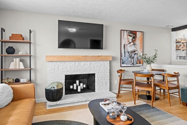 Building Photo - Trendy 2B/1B Unit C I Near Gonzaga/WSU/EWU & 5 Hospitals I Pet Friendly