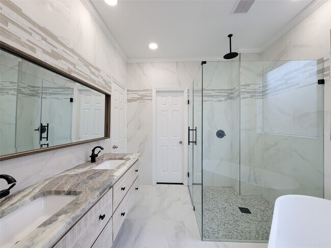 Building Photo - 11130 Celano Dr