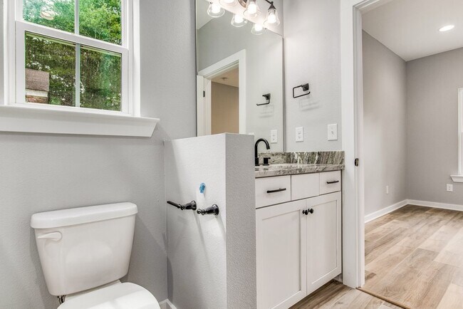 Building Photo - 312 E Blount St