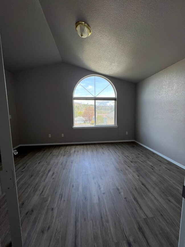 Building Photo - 3 Bedroom, 2.5 Bathroom Townhome - Close t...