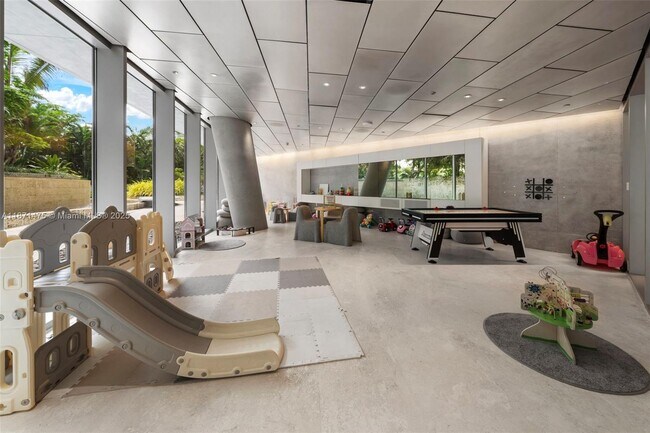 Building Photo - 2675 S Bayshore Dr