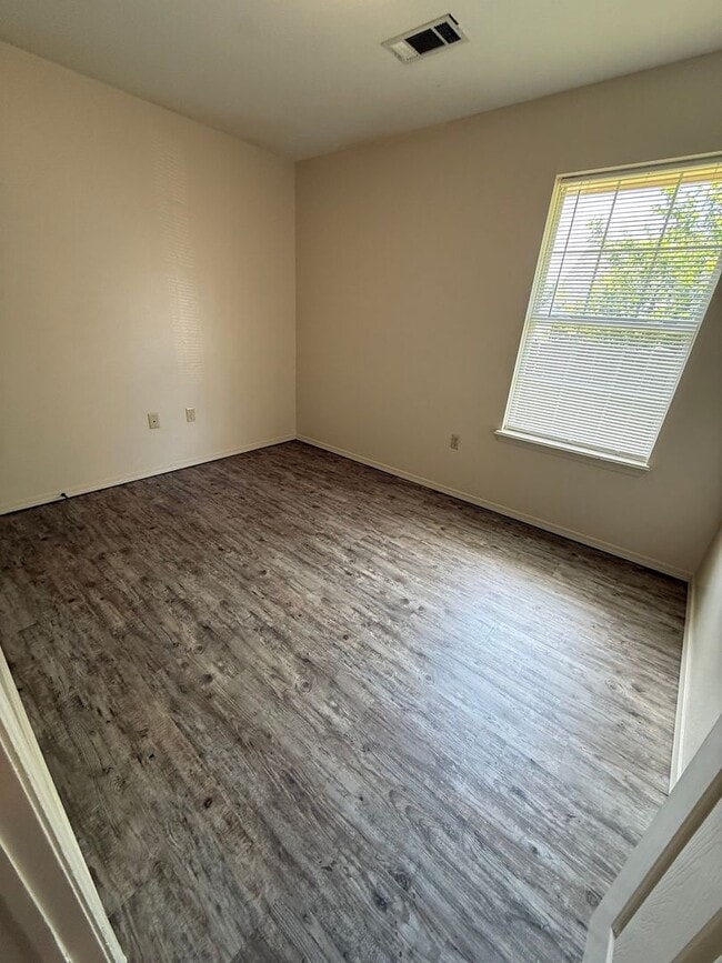 Building Photo - 3 Bed 2 Bath House With 2 Car Garage.