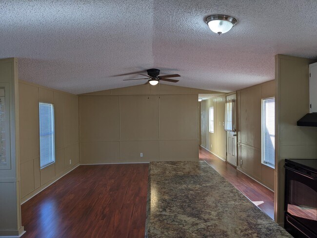 Building Photo - 903 Scott Dr