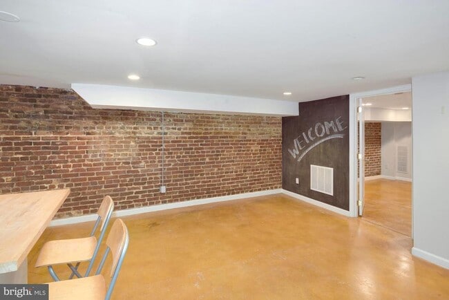 Building Photo - 2721 Ontario Rd NW