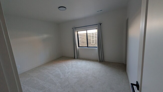 Building Photo - 1096 Marigold Dr
