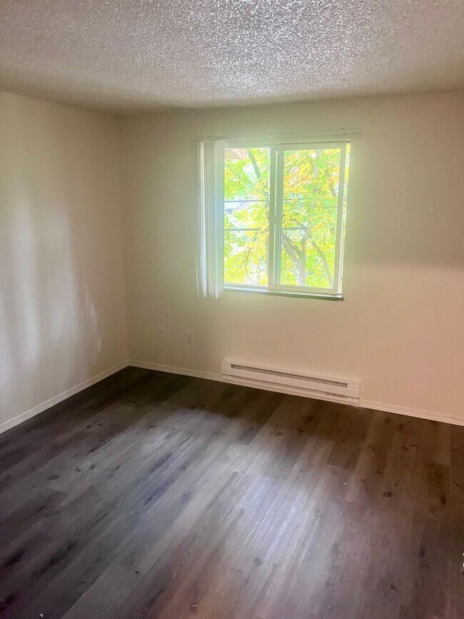 Building Photo - Single level top floor 1 bed Flat w/Covere...