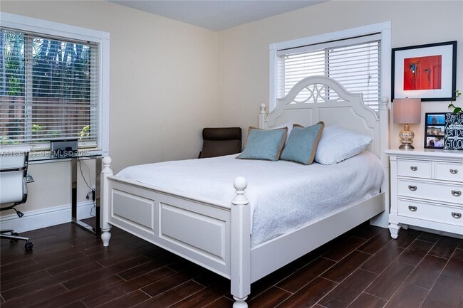 Building Photo - 1529 Bayview Dr