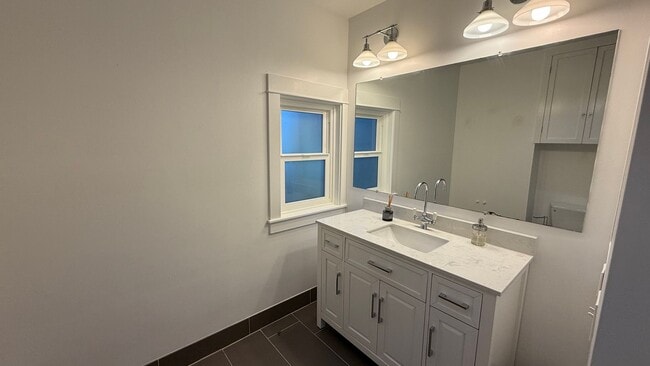 Building Photo - Epic REA - Rare Find Cozy and Update 2BR /...
