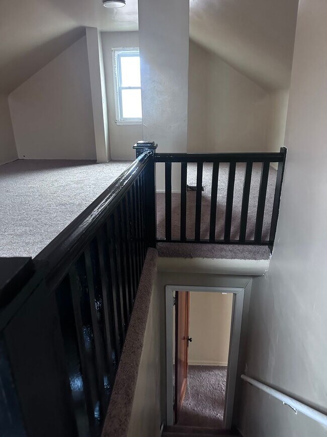 Building Photo - Cute 3 bedroom flexible and willing to work with lower credit scores