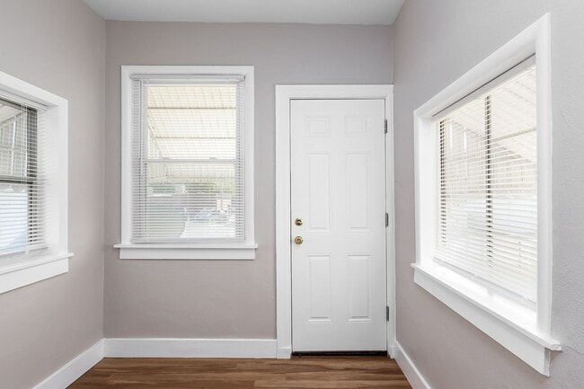 Building Photo - 4914 Tholozan Ave