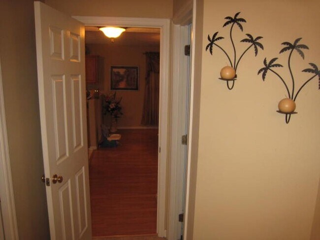 Building Photo - 2 bed + Bonus Room - Great School District...