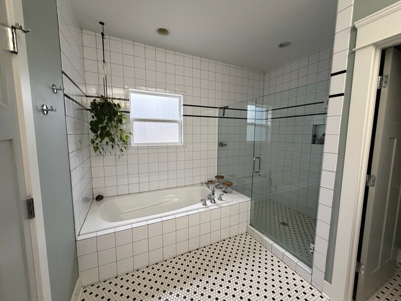Master Shower and tub - 1510 Ward Ave