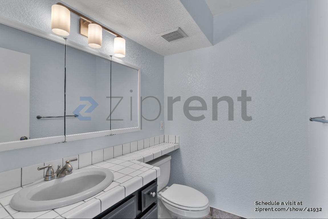 Building Photo - 527 Bustos Pl