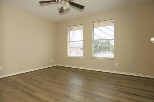 Building Photo - 418 Garland Dr