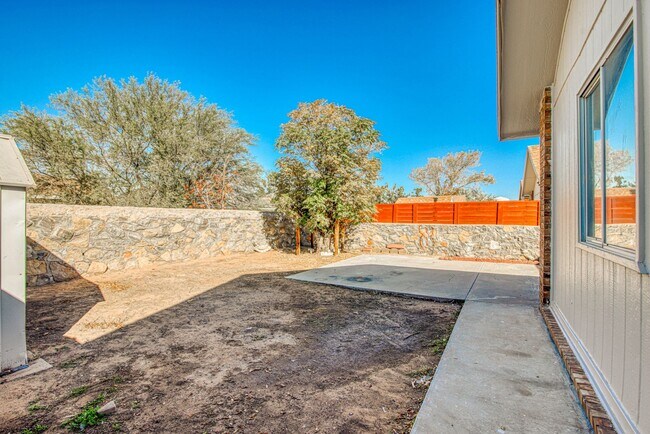 Building Photo - 3 Bed 2 bathrooms house 79936