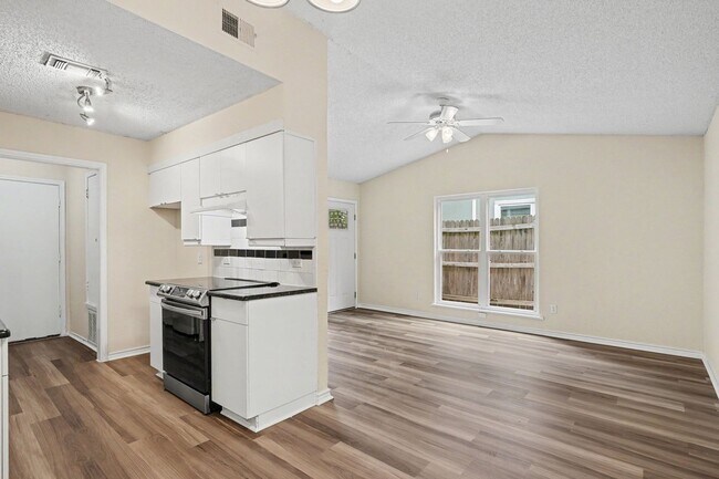 Building Photo - Charming 2-bedroom, 1-bath home in a convenient Fort Worth location!