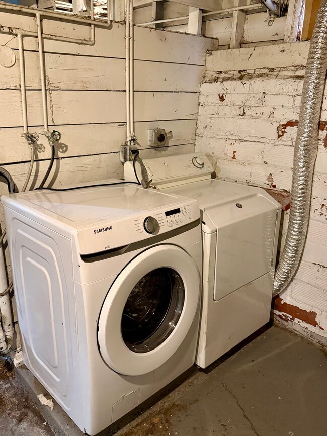 Building Photo - For Rent 4 Bedroom 1 Bath Field Club Row House