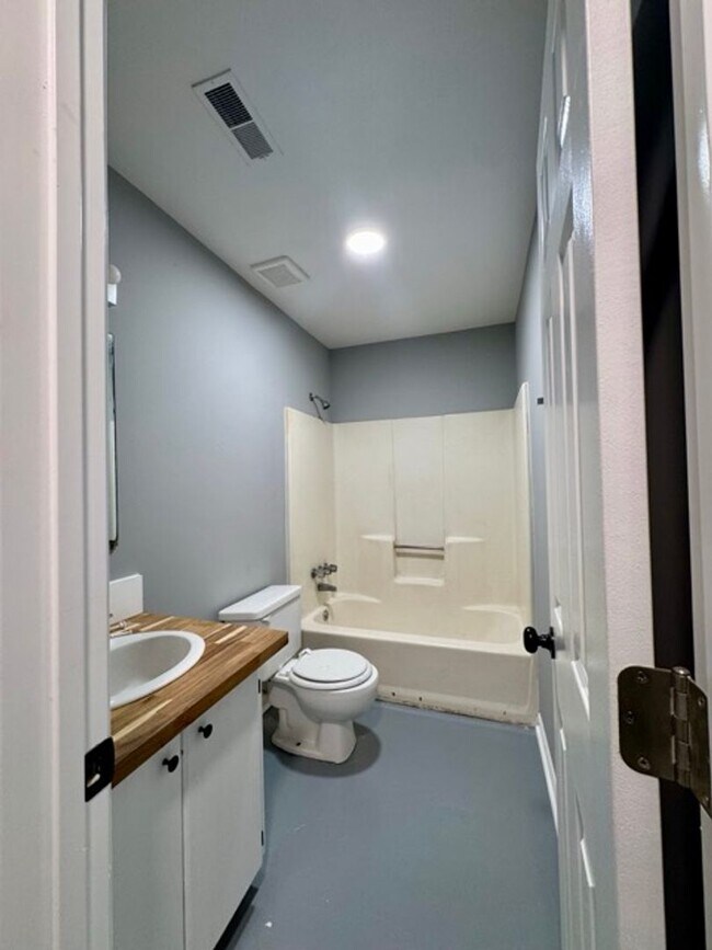 Building Photo - Affordable Ground-Level Living in Greenwood