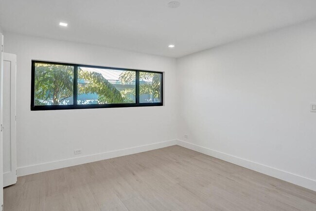 Building Photo - 840 SE 22nd Ave