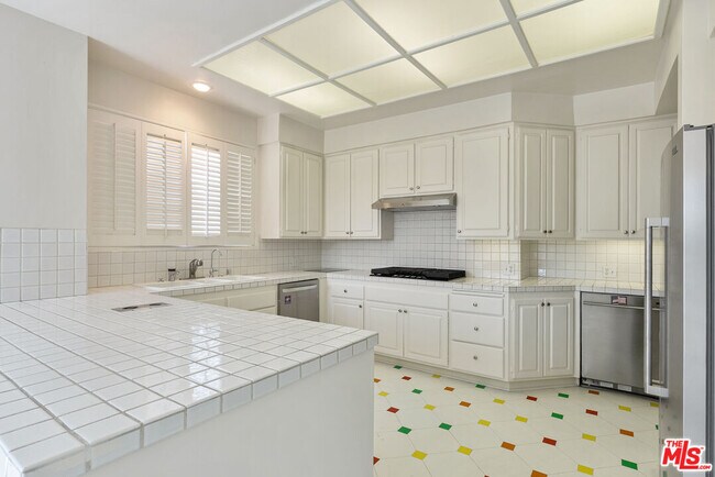 Building Photo - 1220 S Roxbury Dr