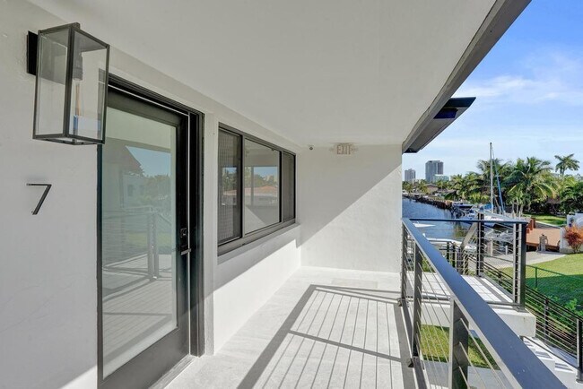 Building Photo - 840 SE 22nd Ave