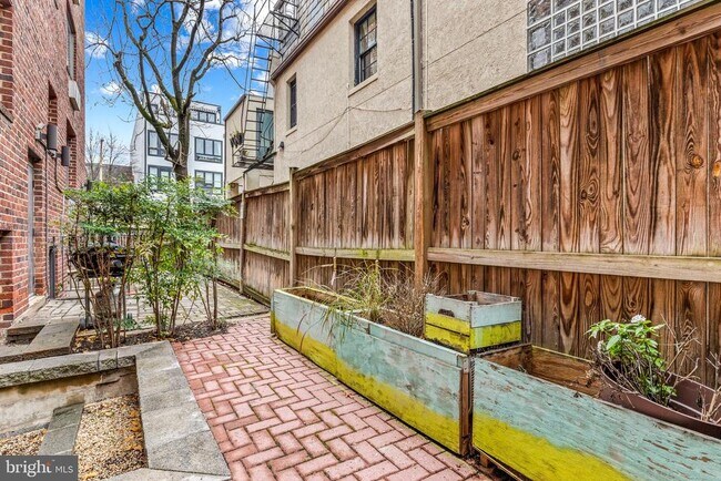 Building Photo - 2639 15th St NW