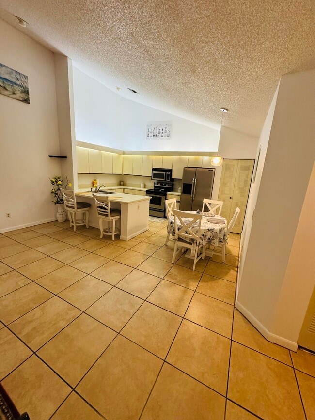 Building Photo - 1057 Summit Trail Cir