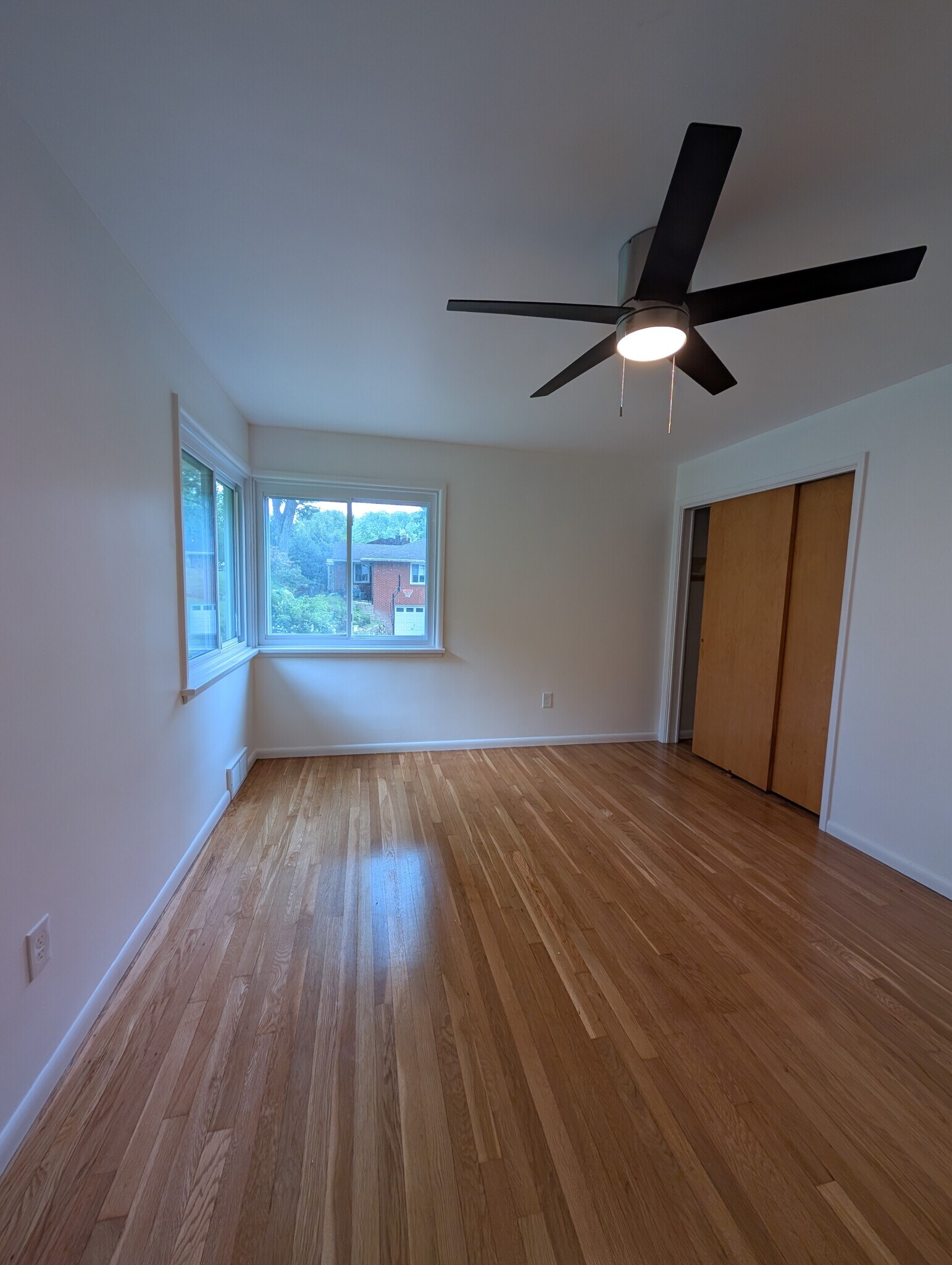 Larger bedroom - 106 Maruth Dr