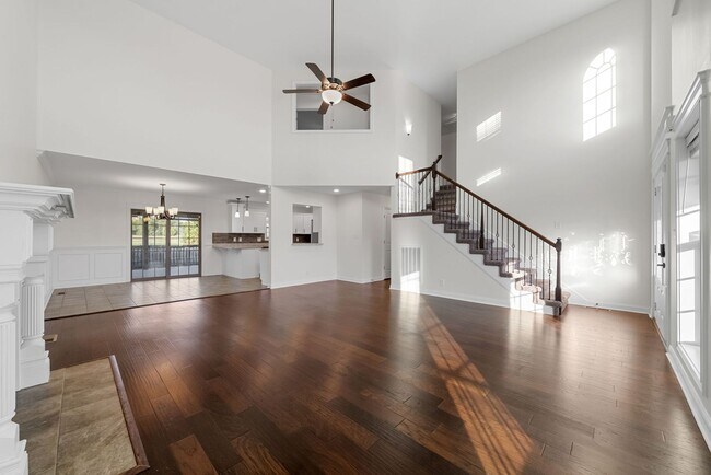 Building Photo - Pet Friendly Four Bedroom with Bonus!