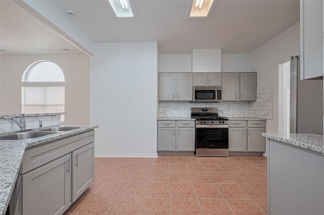 Building Photo - 12230 Hawthorne Hill Cir