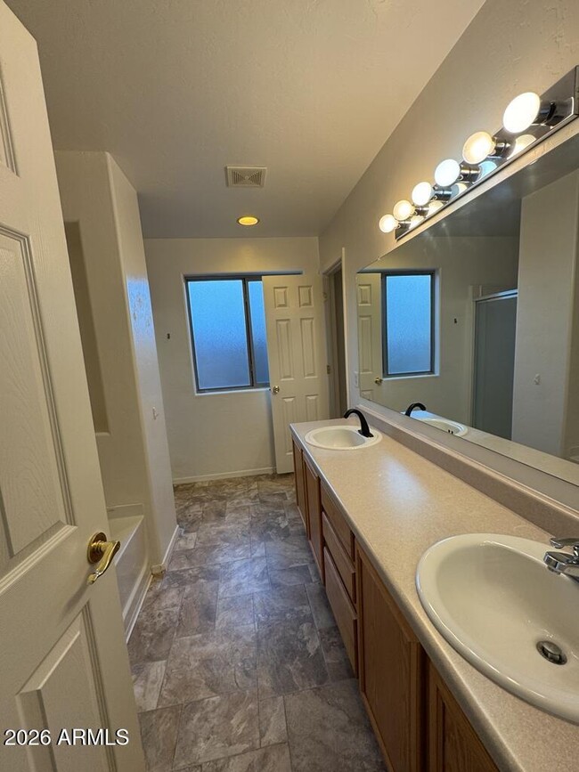 Building Photo - 3188 Copper Pointe Dr