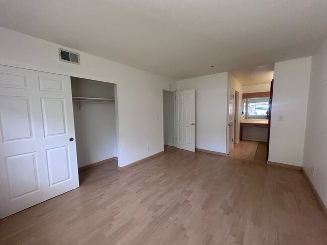 Building Photo - Spacious One Bedroom Condo w/ Mountain Views!