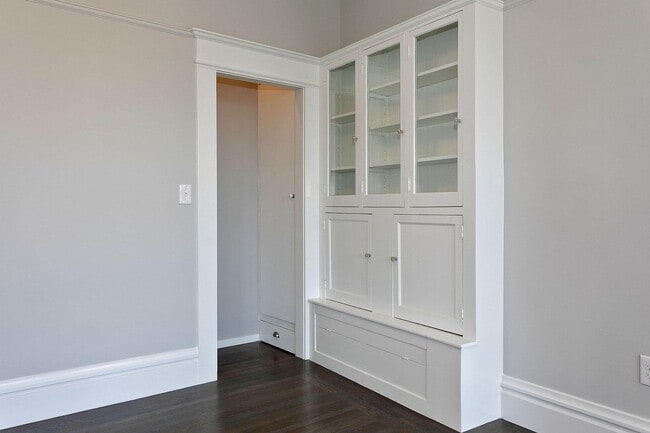 Building Photo - Available 2 Bedroom Unit In The Elmwood!