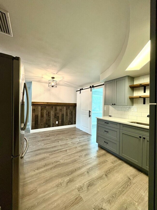 Building Photo - Fully Remodeled Beautiful Home with Bonus ...