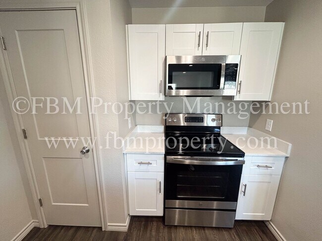 Building Photo - Hidden Creek Townhomes, Unit 611 - Downstairs 2 Bedroom, 2 Bathroom Home in Ennis, TX