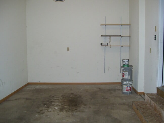 Building Photo - Spacious 3 bedroom, 2 bathroom duplex!
