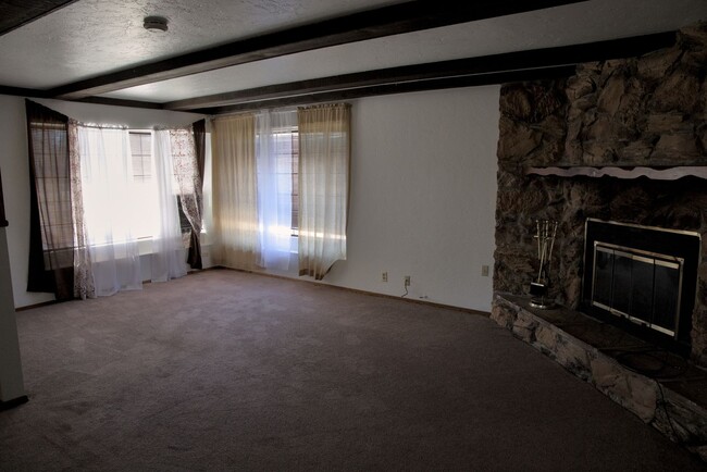 Building Photo - Spacious 3 Bedroom 2 Bathroom in Big Bear ...