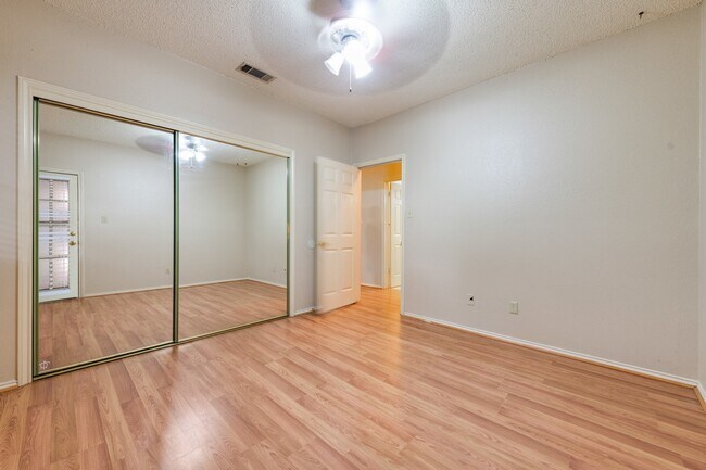 Building Photo - UT PRE-LEASE: 2 BR / 2 BA West Campus Condo - Walk to Campus - Newly Remodeled Kitchen