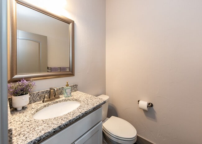 Building Photo - 2 Bedroom Luxury townhome