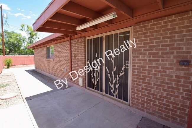 Building Photo - 3 Bed 2 Bath Midtown Duplex with Covered Parking & Storage