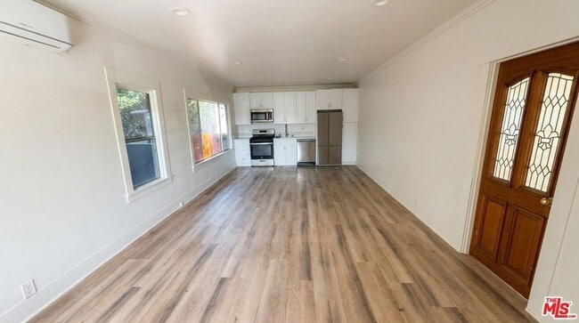 Building Photo - 1536 N Mariposa Ave