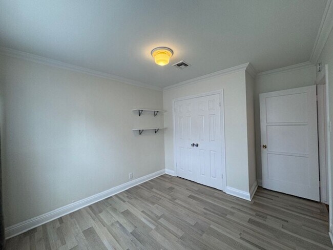 Building Photo - 3 bed & 2 bath home in EAST side Long Beach