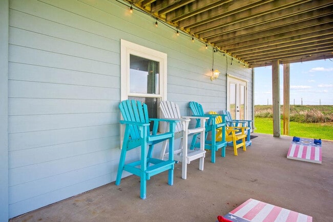 Building Photo - 165 Beach View